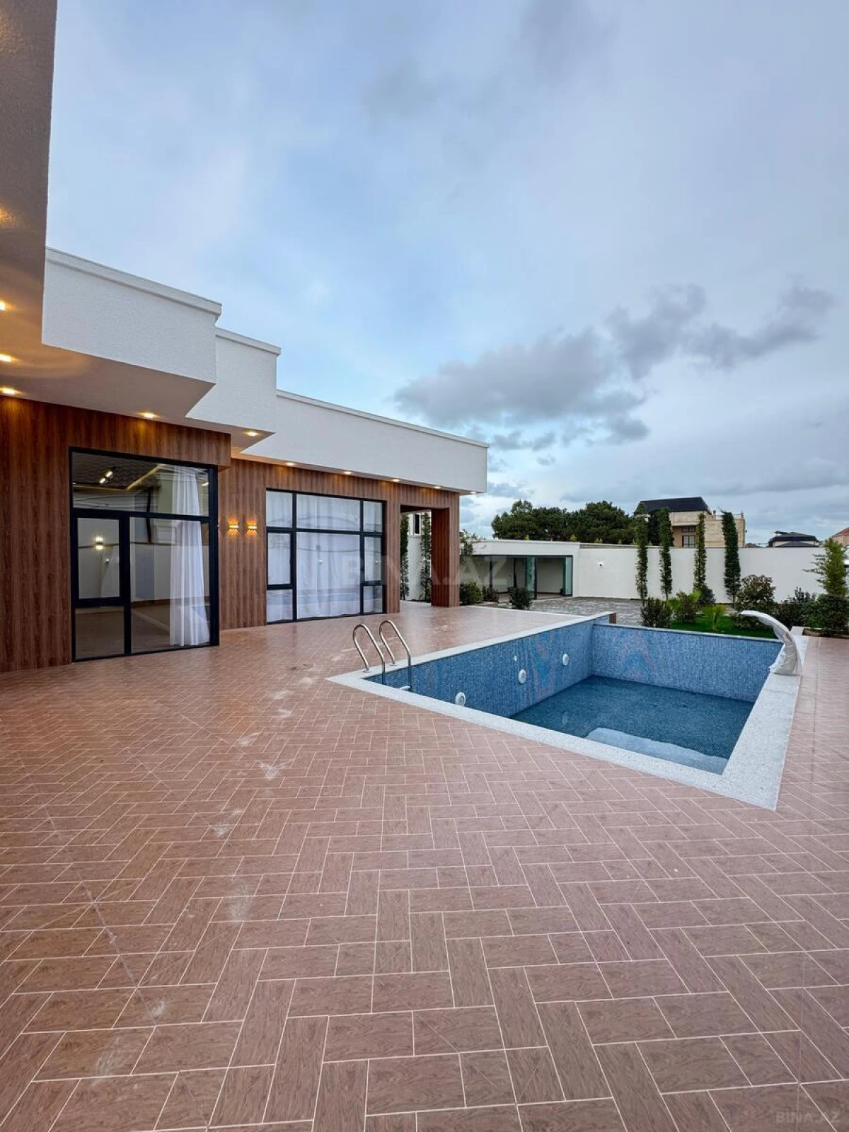 Satılır 5 otaqlı həyət evi 300 m²