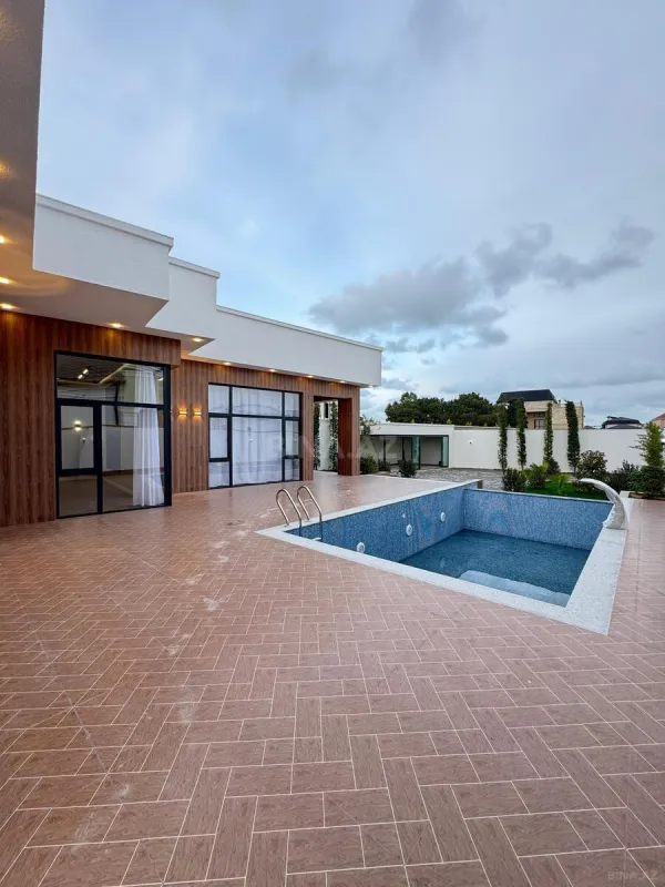 Satılır 5 otaqlı həyət evi 300 m²