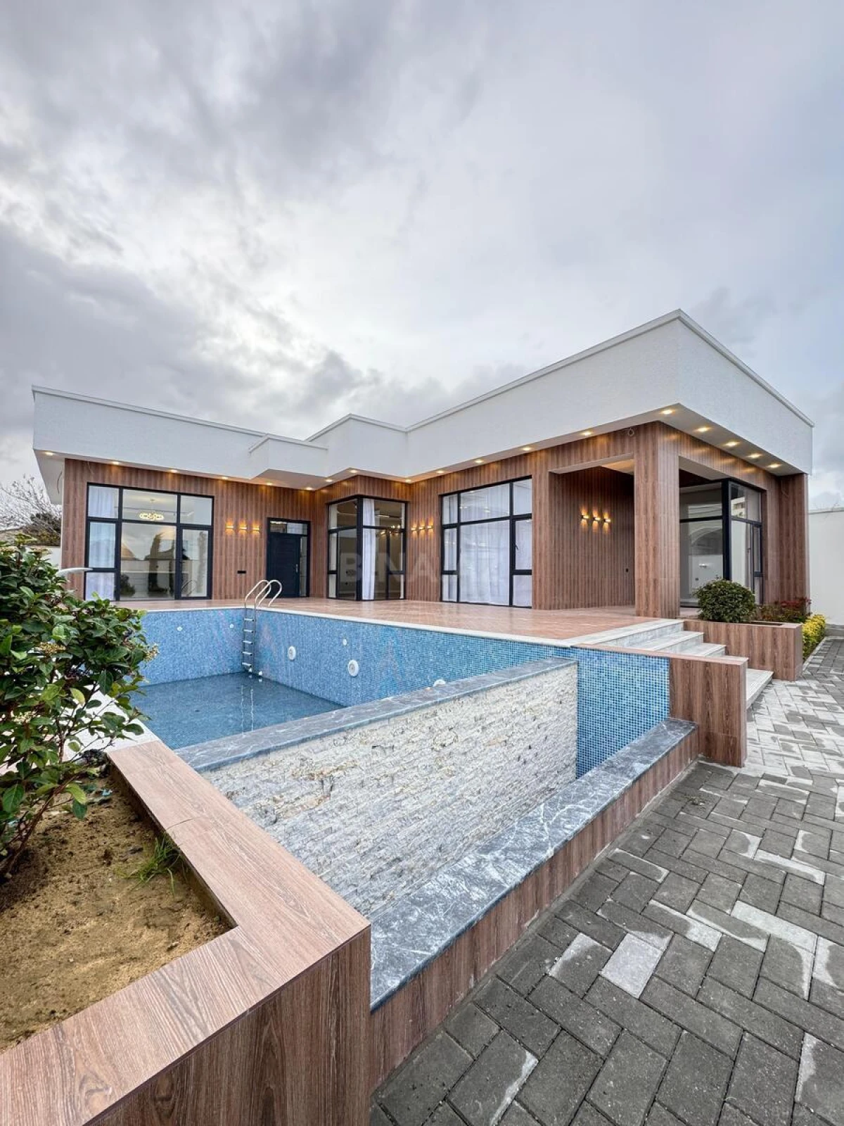 Satılır 5 otaqlı həyət evi 300 m²