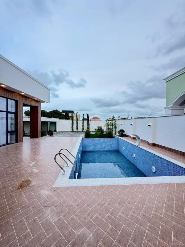 Satılır 5 otaqlı həyət evi 300 m²