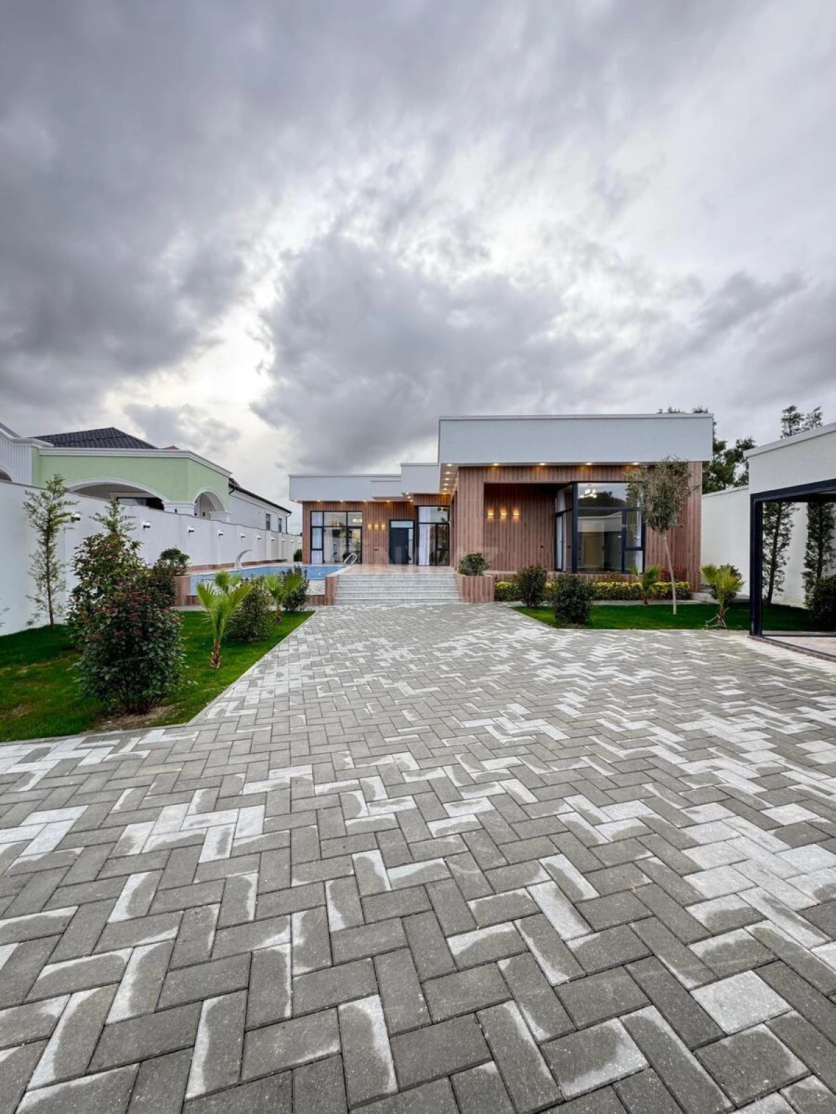 Satılır 5 otaqlı həyət evi 300 m²