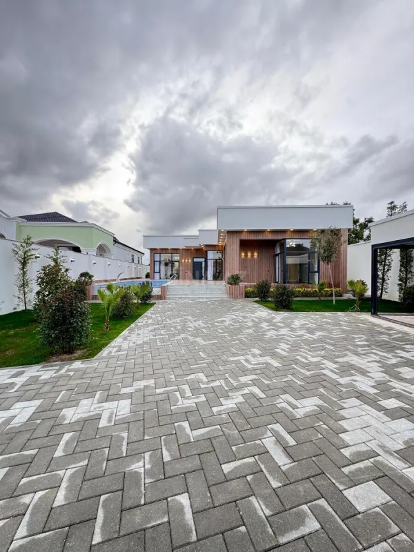 Satılır 5 otaqlı həyət evi 300 m²