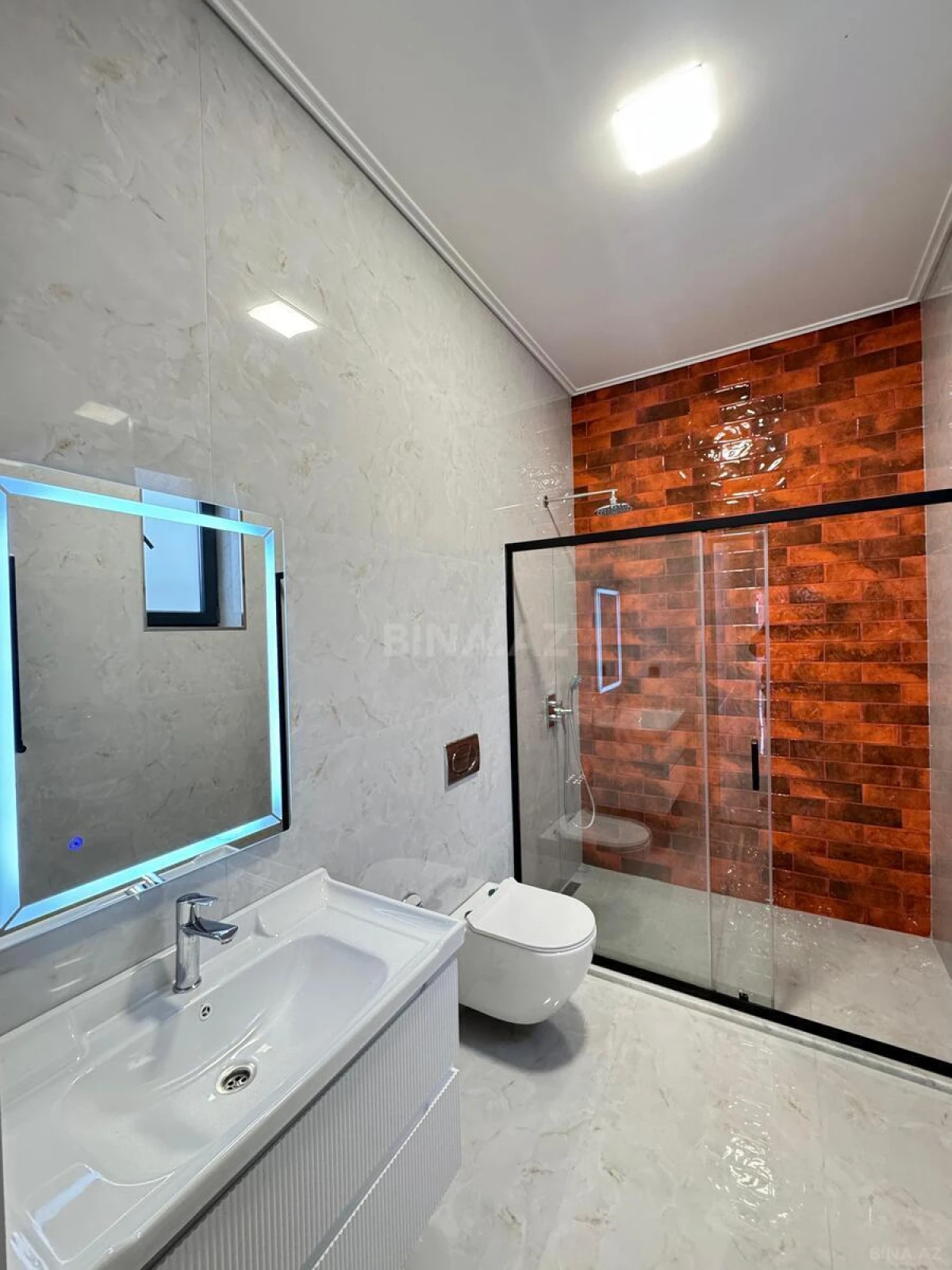 Satılır 5 otaqlı həyət evi 300 m²