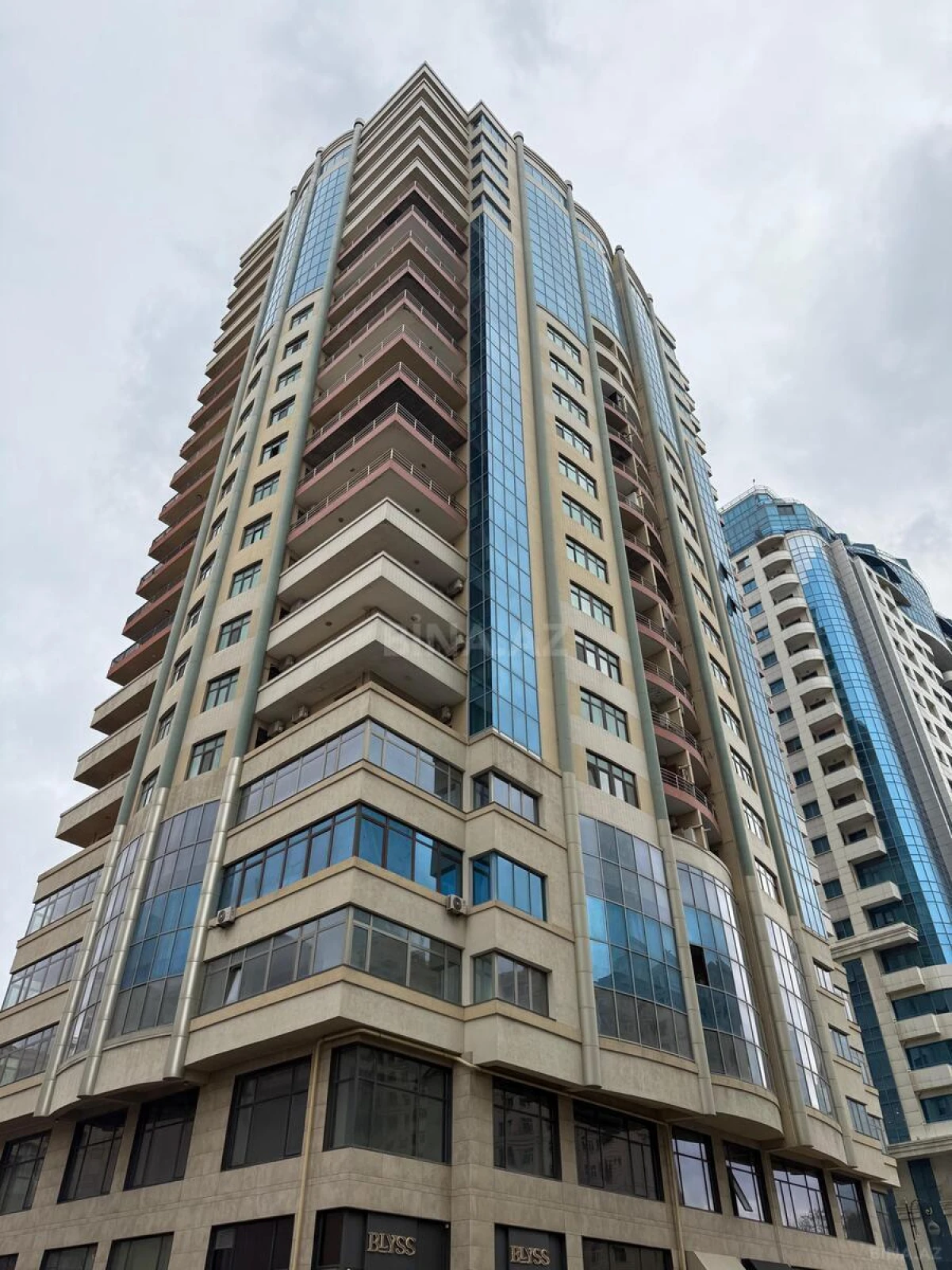 Satılır 3 otaqlı mənzil 193 m²