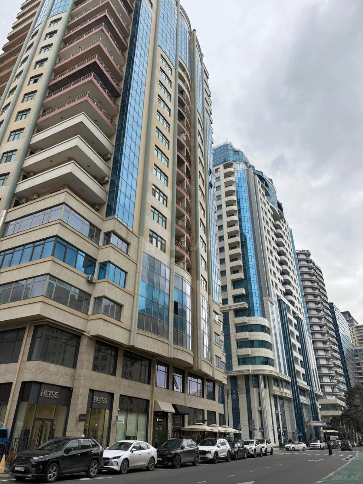 Satılır 3 otaqlı mənzil 193 m²