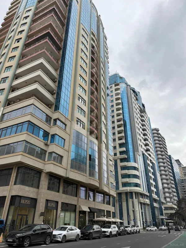 Satılır 3 otaqlı mənzil 193 m²