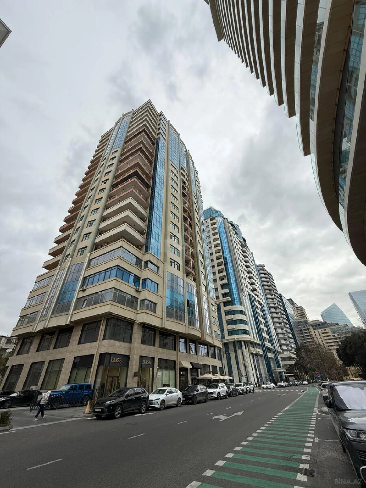 Satılır 3 otaqlı mənzil 193 m²