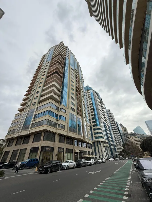 Satılır 3 otaqlı mənzil 193 m²