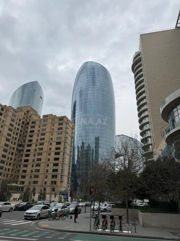 Satılır 3 otaqlı mənzil 193 m²