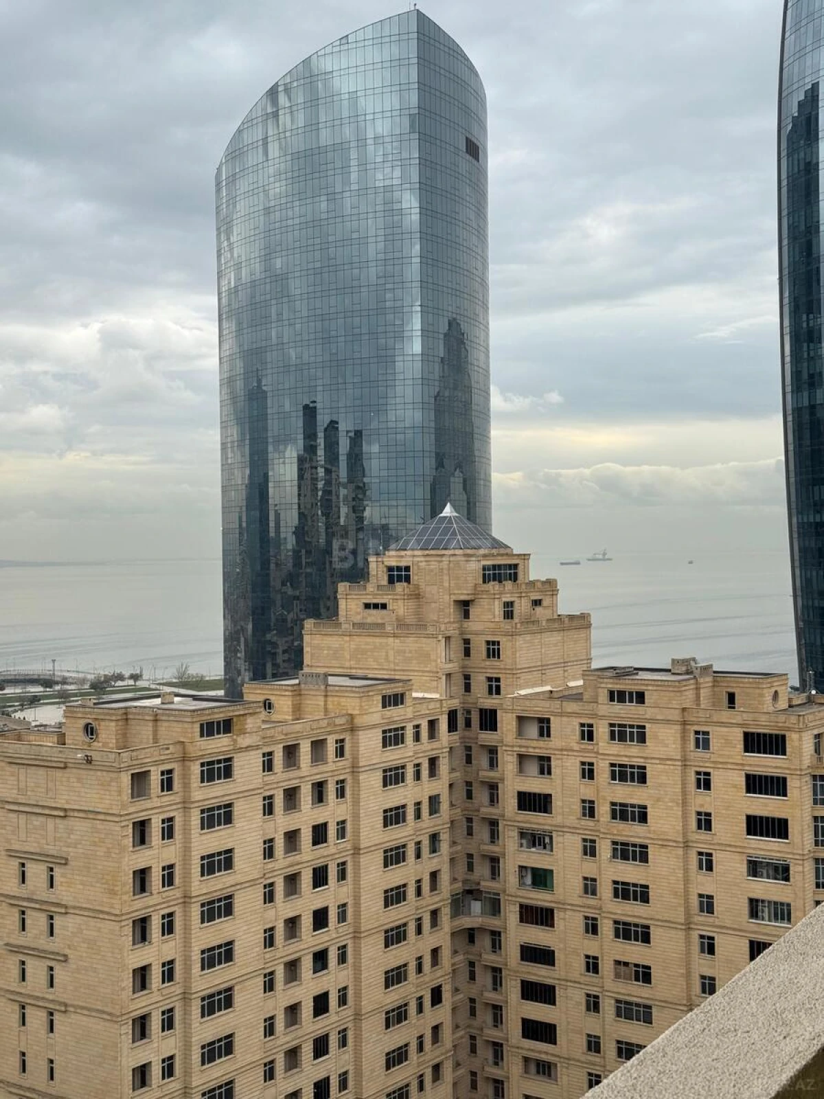 Satılır 3 otaqlı mənzil 193 m²