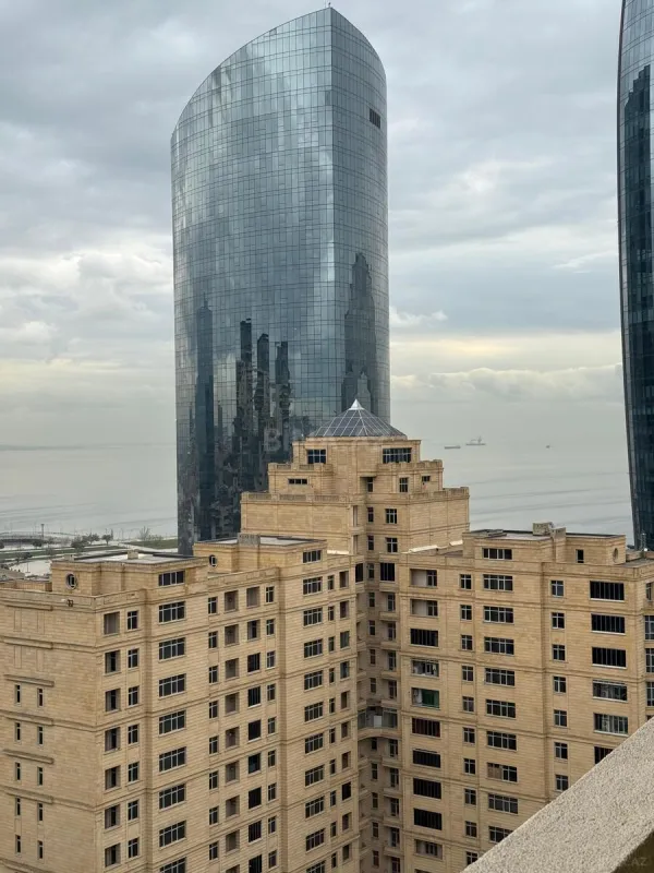 Satılır 3 otaqlı mənzil 193 m²