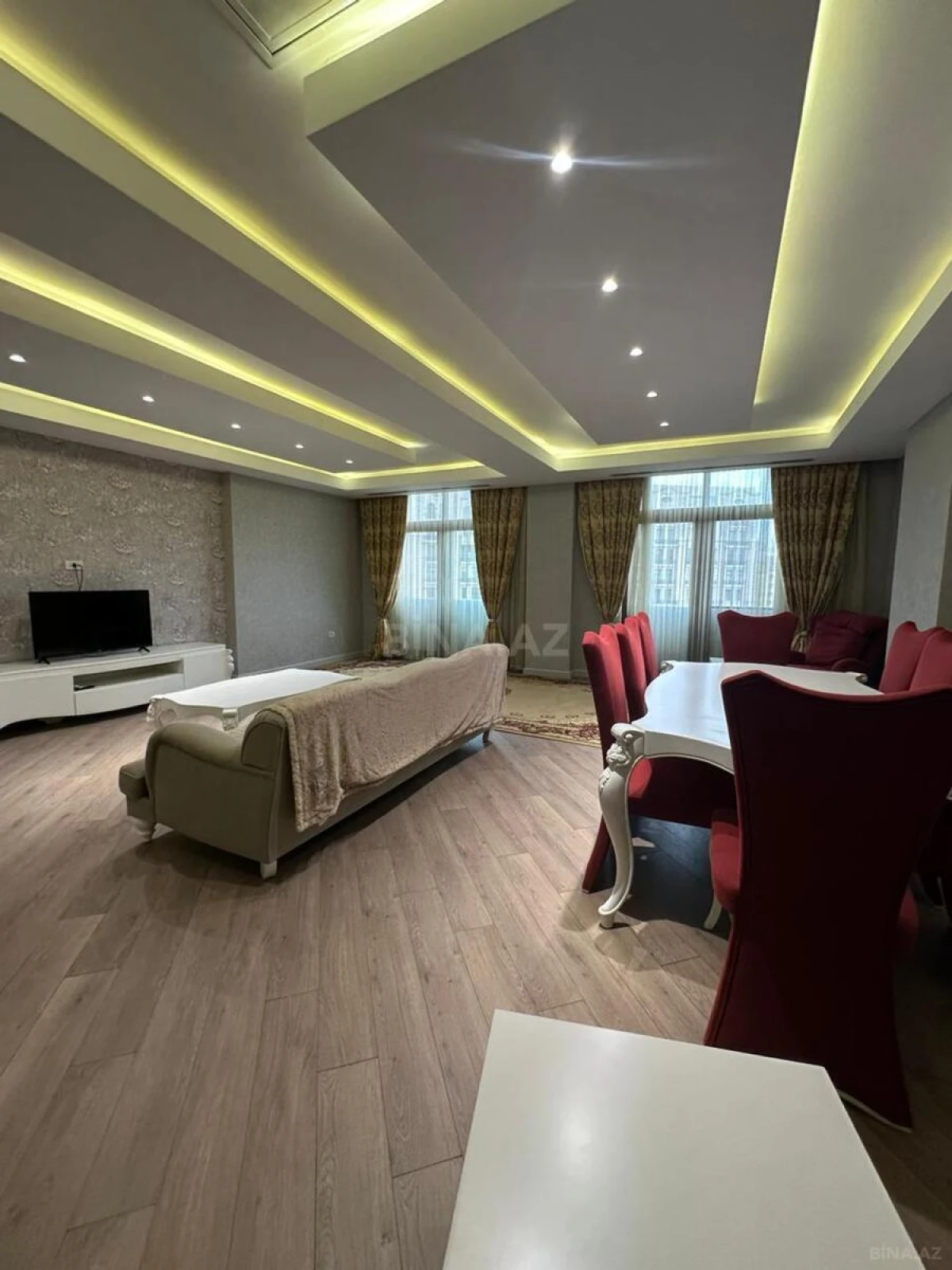 Kirayə verilir 3 otaqlı mənzil 170 m²