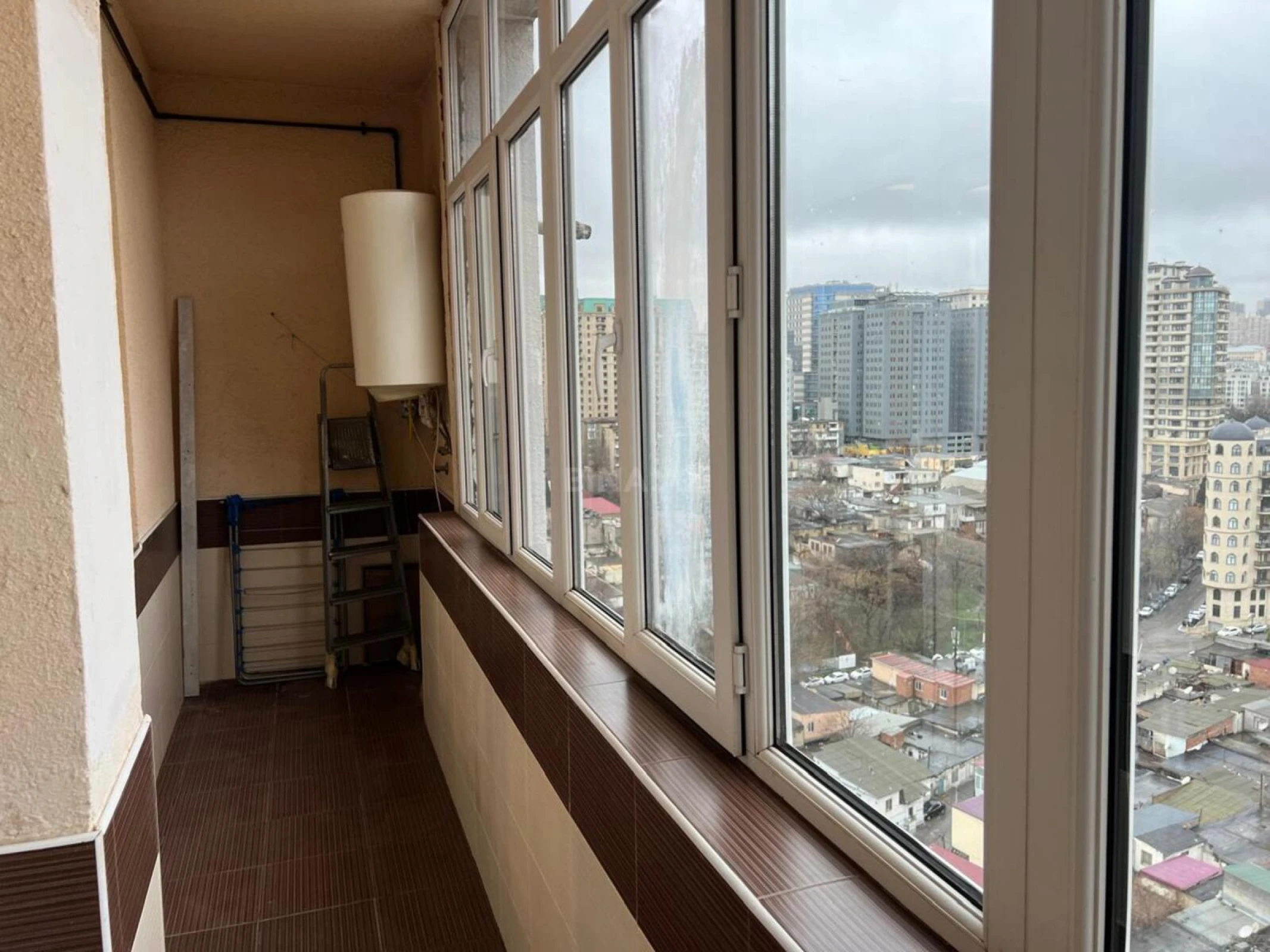 Satılır 2 otaqlı mənzil 130 m²