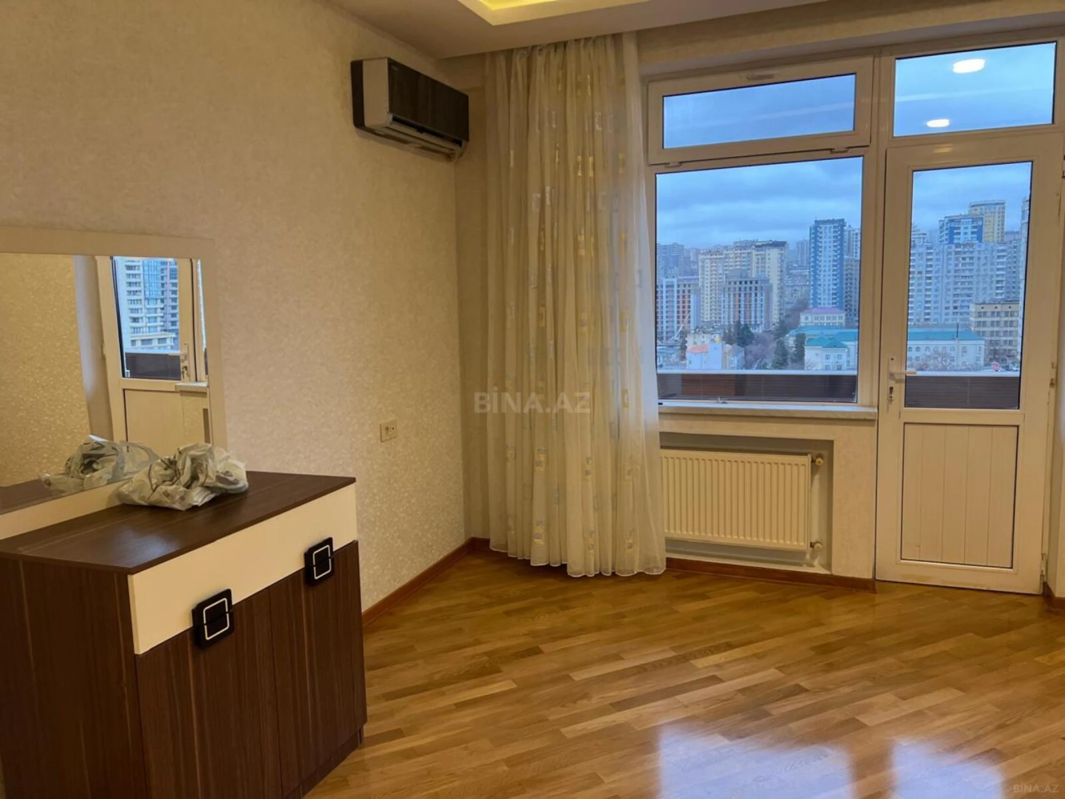 Satılır 2 otaqlı mənzil 130 m²