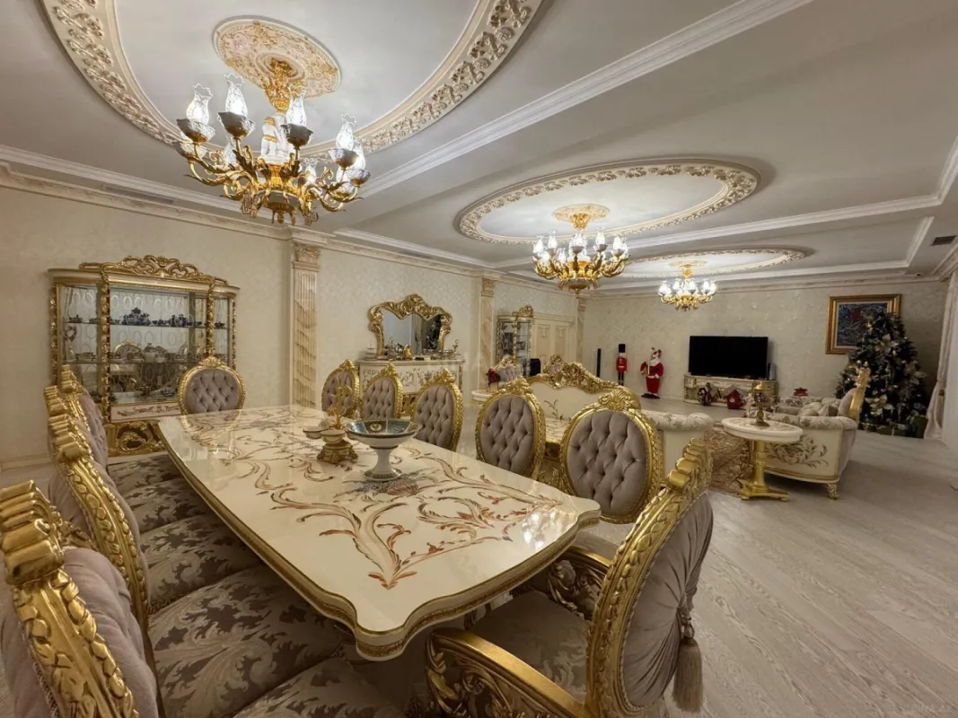 Satılır 5 otaqlı mənzil 550 m²