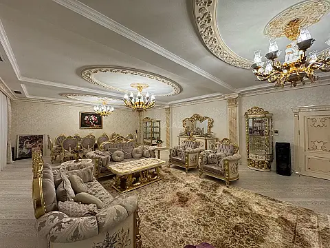 Satılır 5 otaqlı mənzil 550 m²