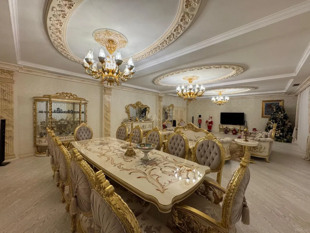 Satılır 5 otaqlı mənzil 550 m²