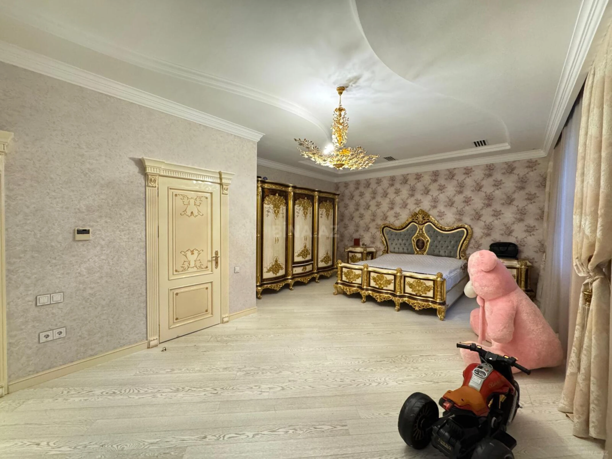 Satılır 5 otaqlı mənzil 550 m²