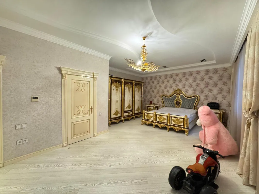 Satılır 5 otaqlı mənzil 550 m²