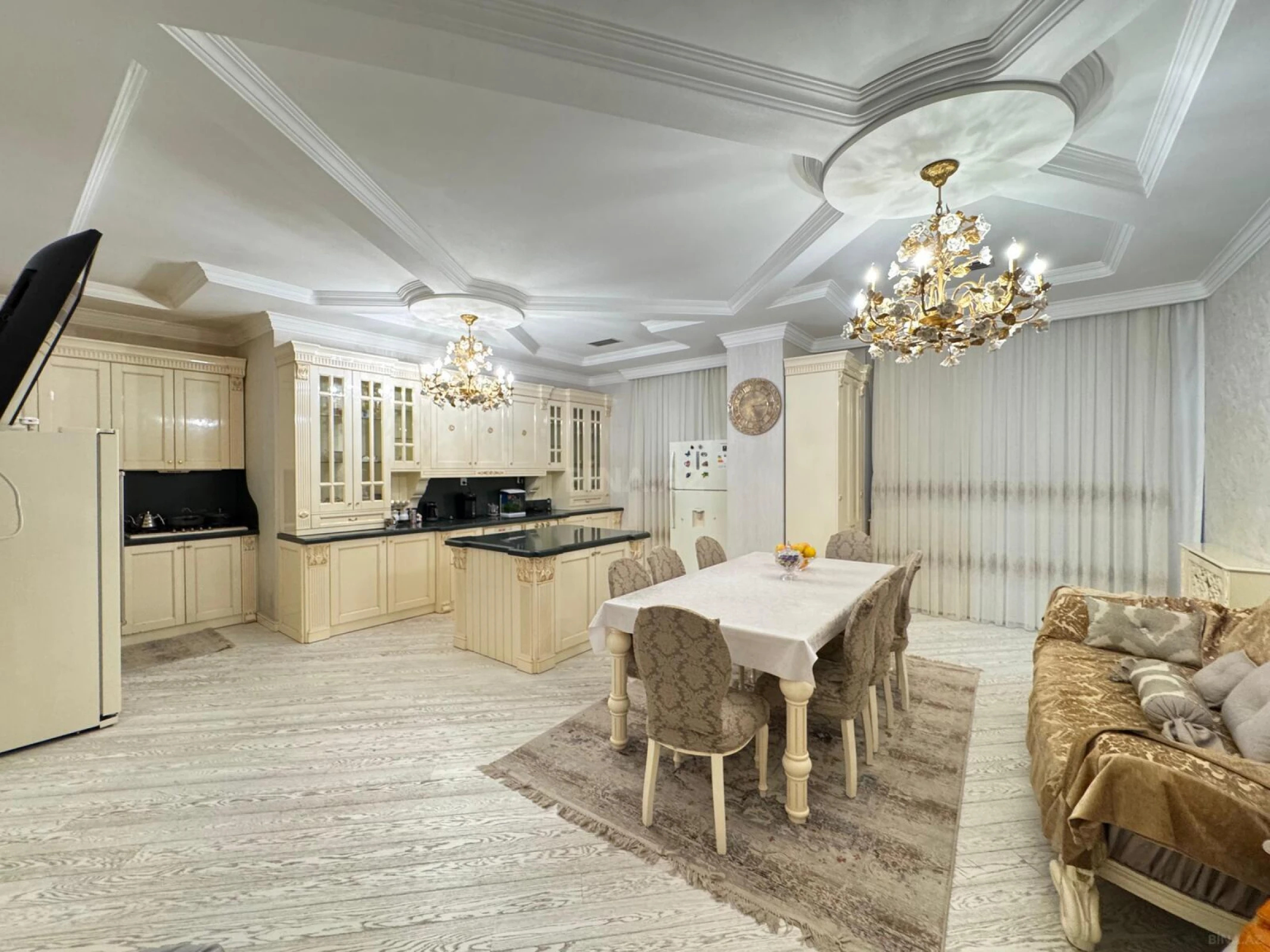 Satılır 5 otaqlı mənzil 550 m²