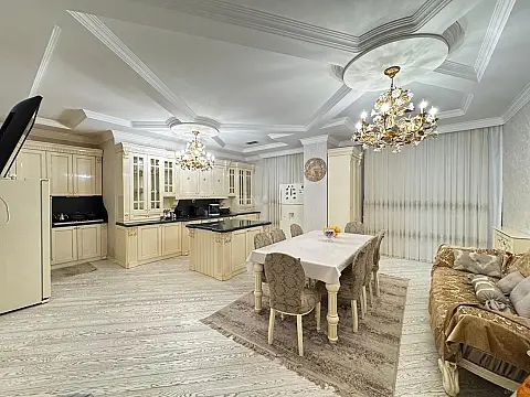 Satılır 5 otaqlı mənzil 550 m²