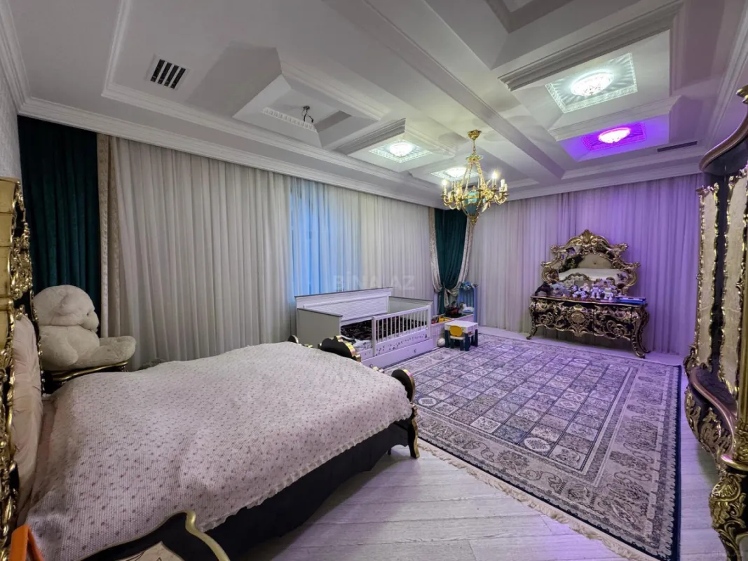Satılır 5 otaqlı mənzil 550 m²