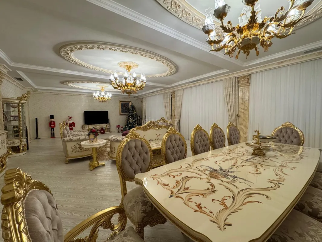 Satılır 5 otaqlı mənzil 550 m²