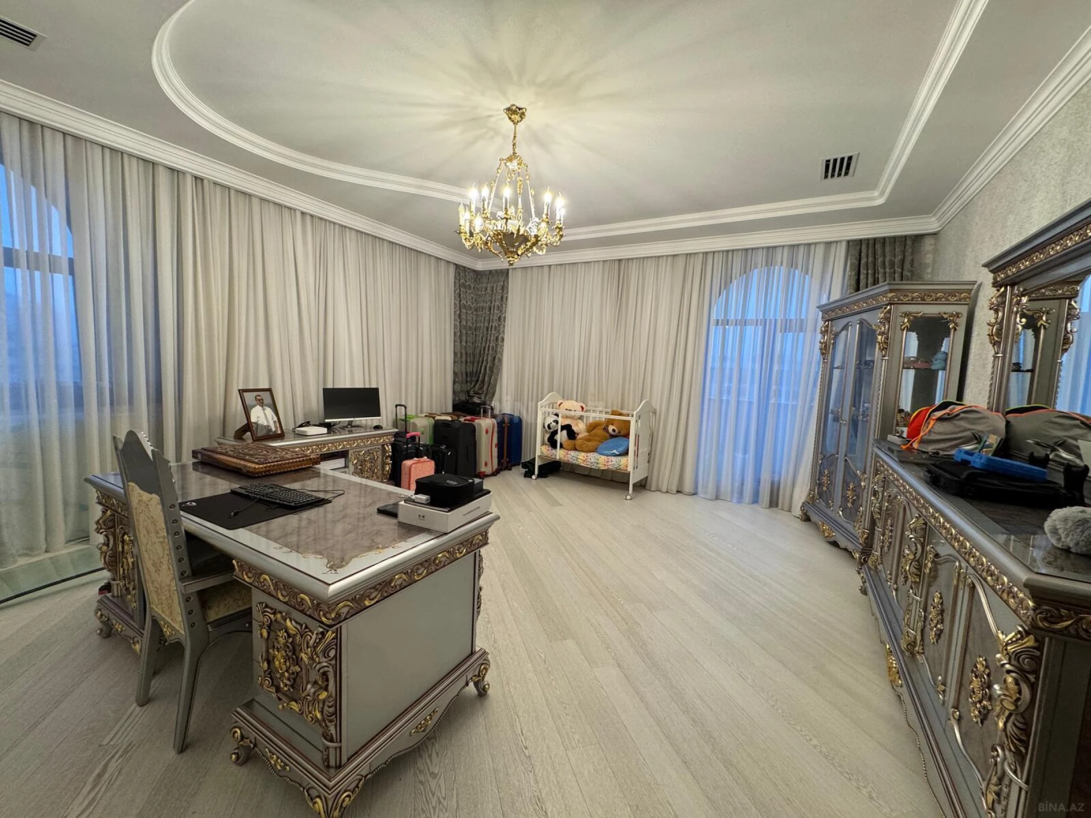 Satılır 5 otaqlı mənzil 550 m²