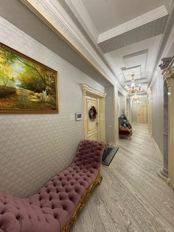 Satılır 5 otaqlı mənzil 550 m²