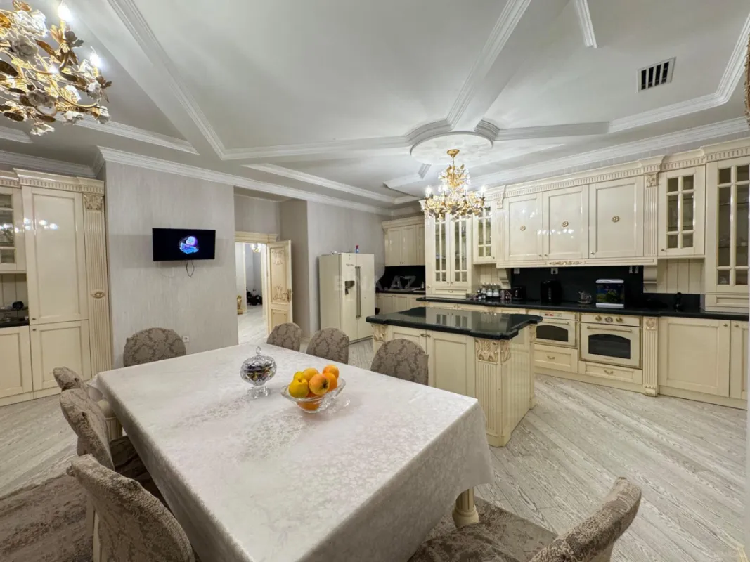 Satılır 5 otaqlı mənzil 550 m²