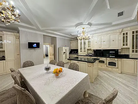 Satılır 5 otaqlı mənzil 550 m²