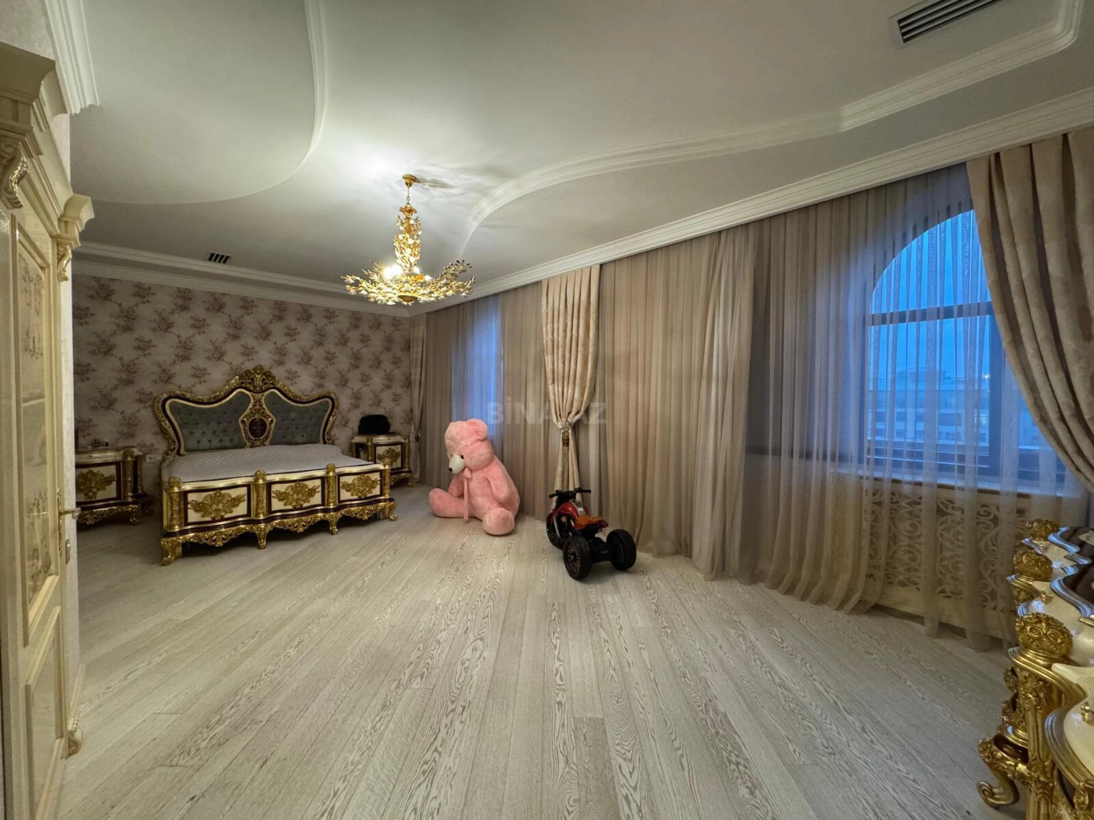 Satılır 5 otaqlı mənzil 550 m²