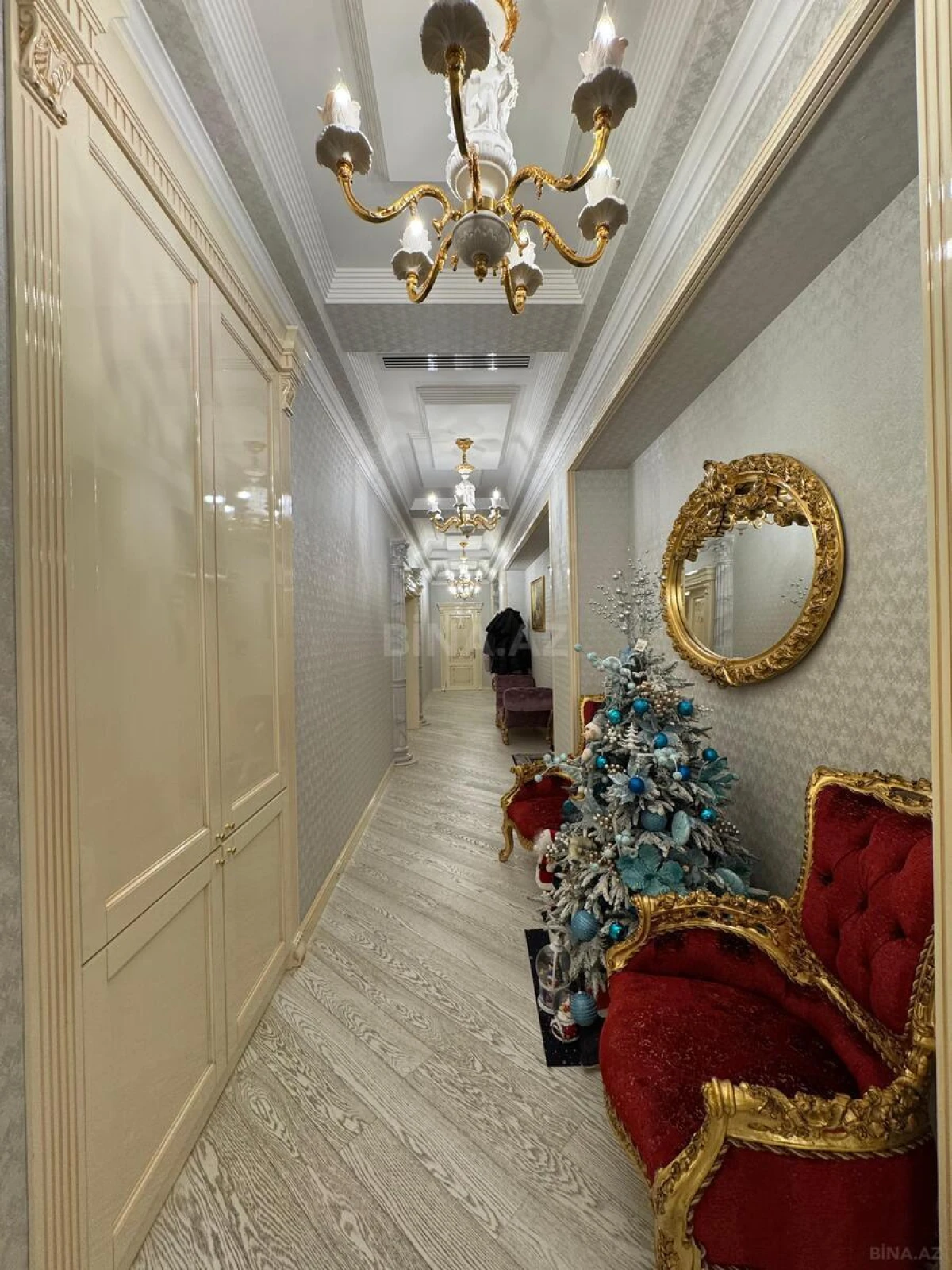 Satılır 5 otaqlı mənzil 550 m²