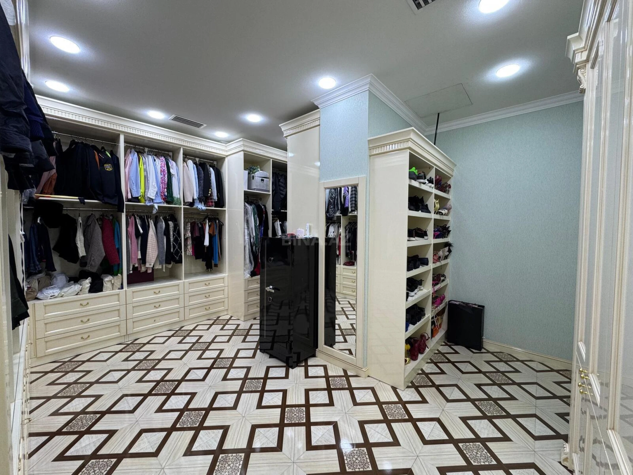 Satılır 5 otaqlı mənzil 550 m²