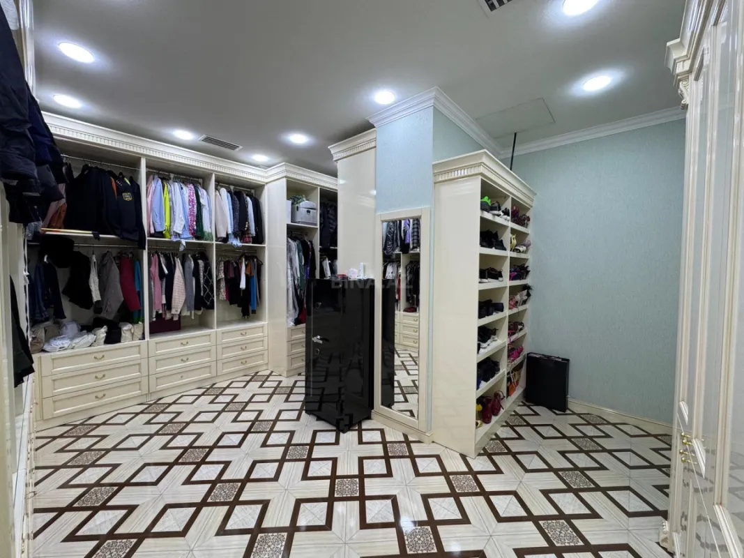 Satılır 5 otaqlı mənzil 550 m²