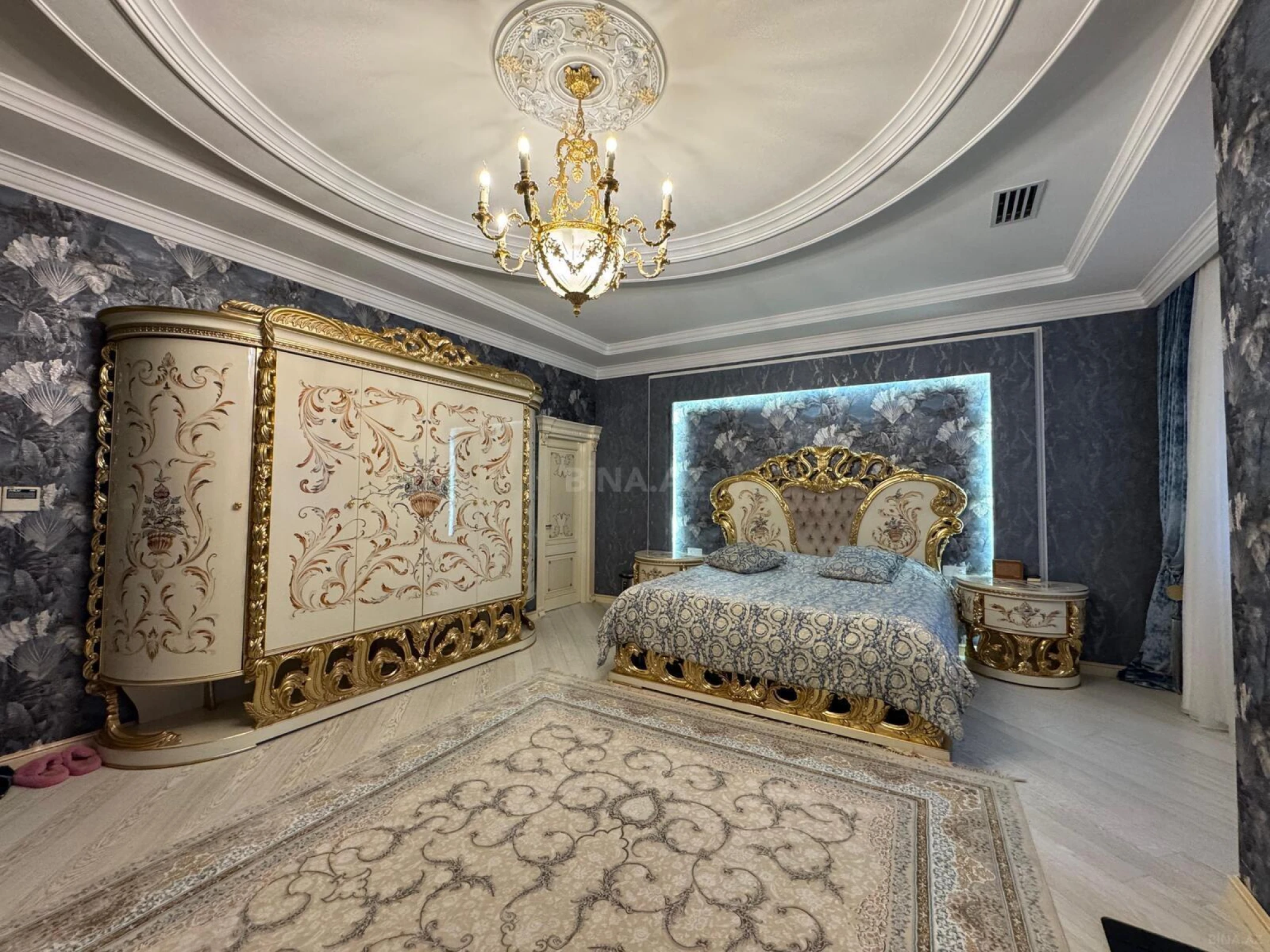 Satılır 5 otaqlı mənzil 550 m²