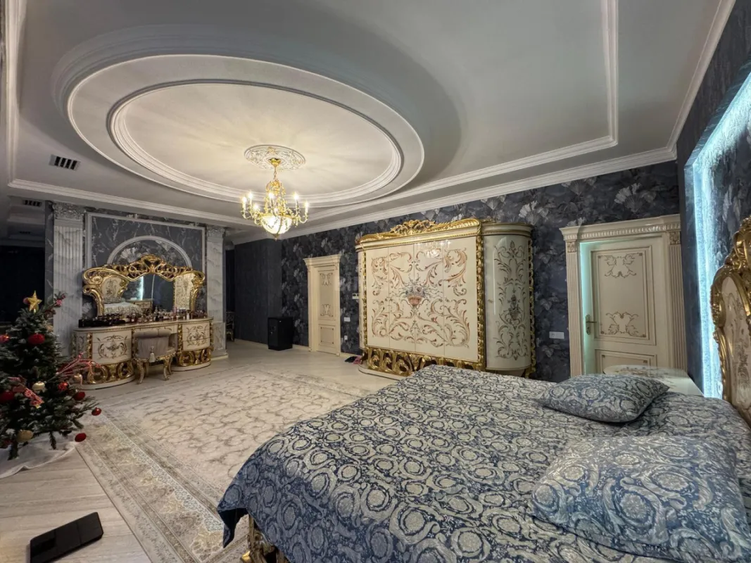 Satılır 5 otaqlı mənzil 550 m²