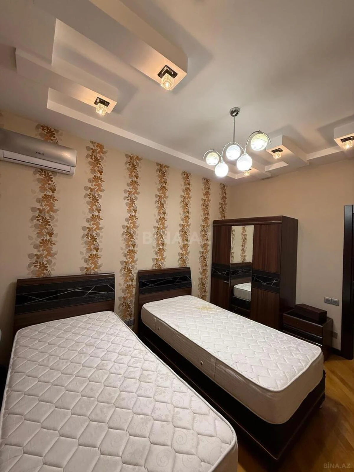 Satılır 3 otaqlı mənzil 135 m²