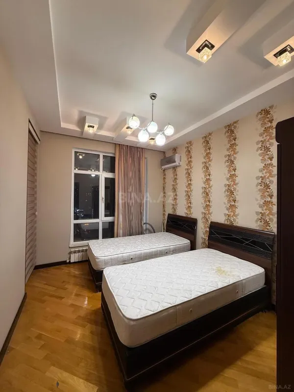 Satılır 3 otaqlı mənzil 135 m²