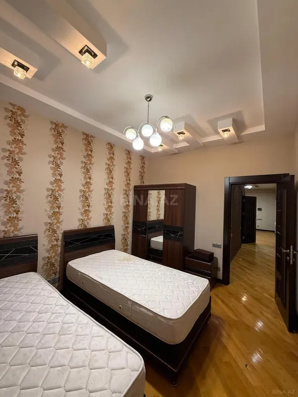 Satılır 3 otaqlı mənzil 135 m²