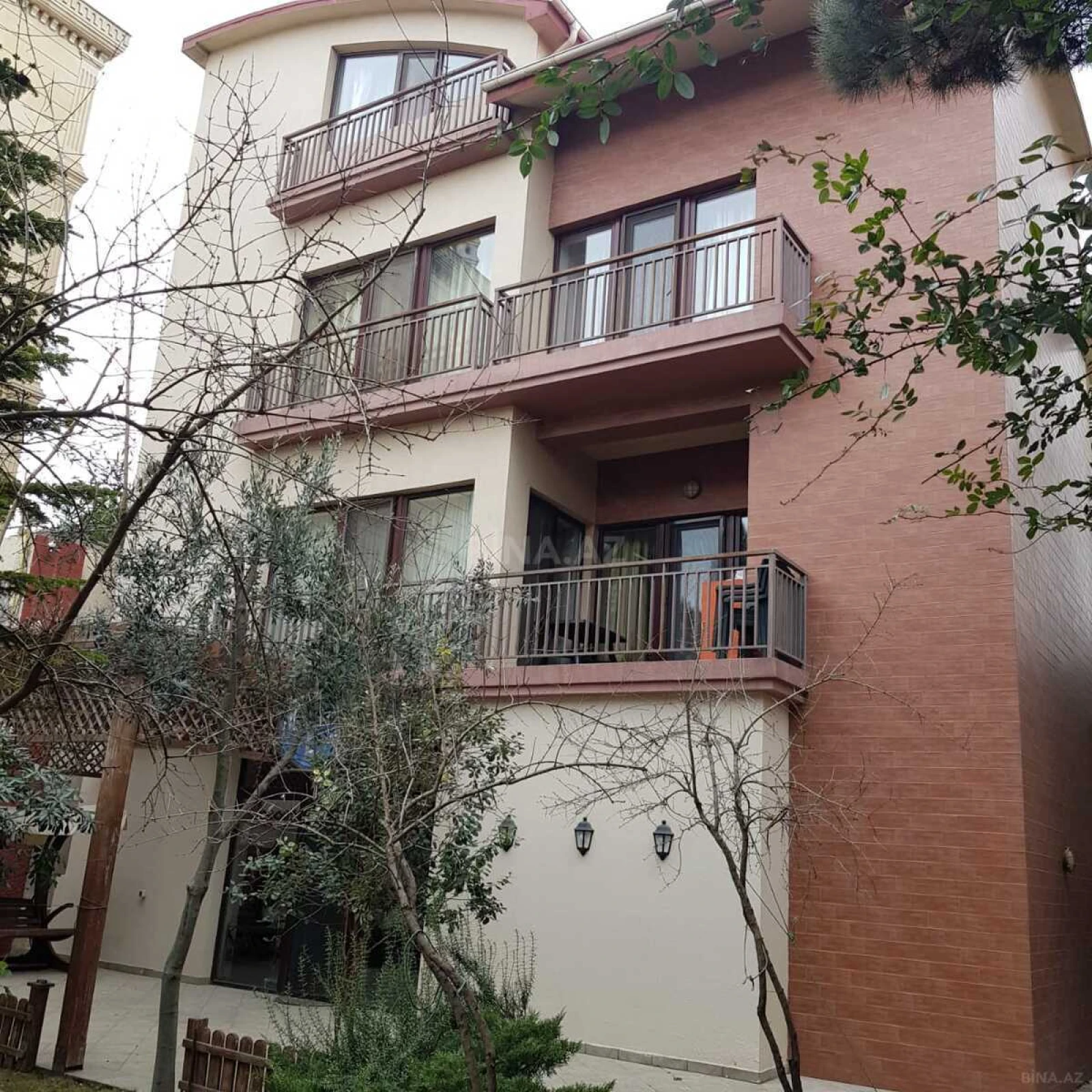 Kirayə verilir 8 otaqlı həyət evi 550 m²