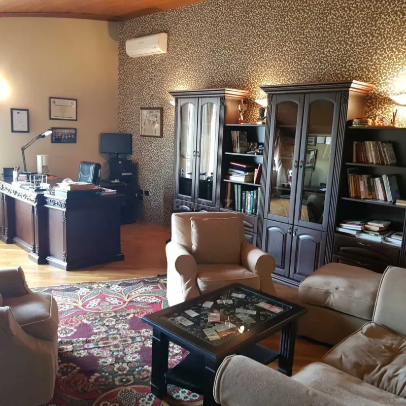 Kirayə verilir 8 otaqlı həyət evi 550 m²