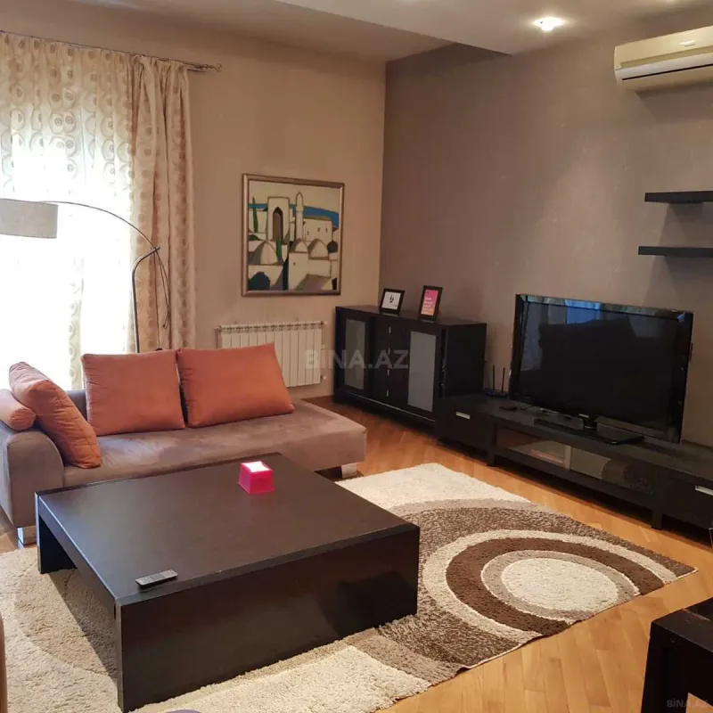 Kirayə verilir 8 otaqlı həyət evi 550 m²