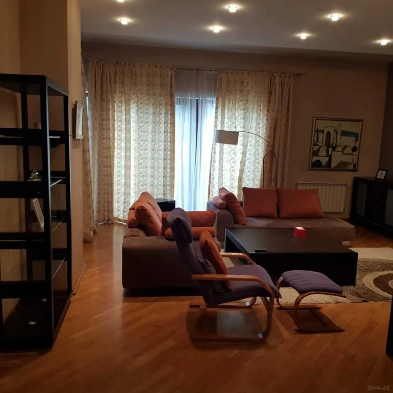 Kirayə verilir 8 otaqlı həyət evi 550 m²