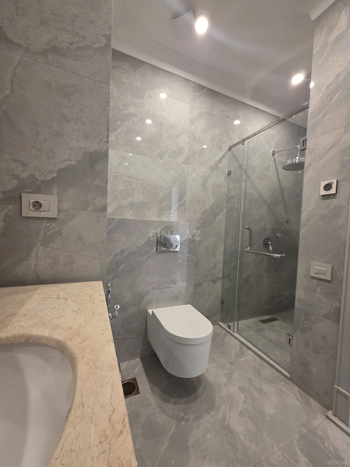 Satılır 4 otaqlı mənzil 170 m²