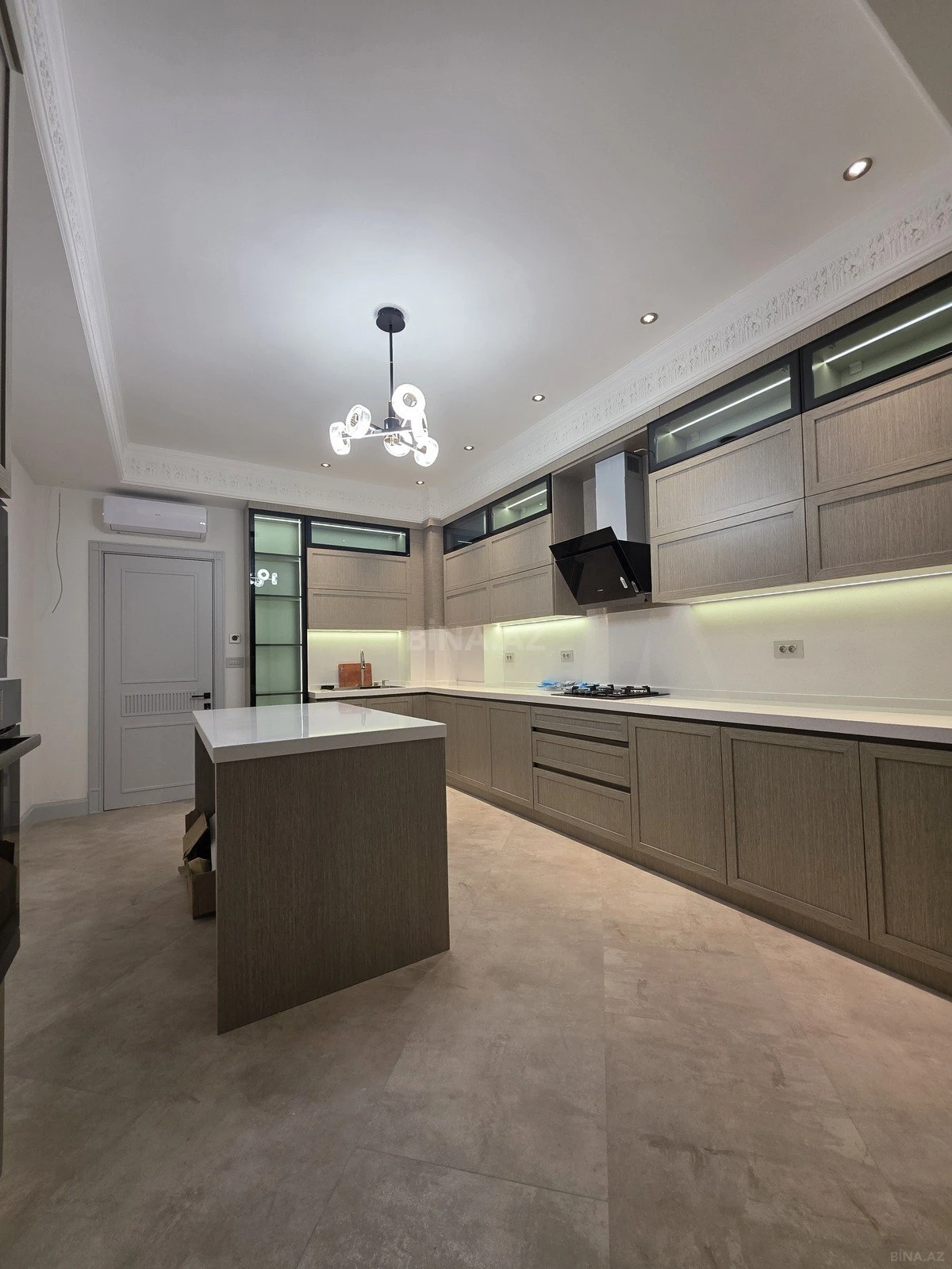 Satılır 4 otaqlı mənzil 170 m²