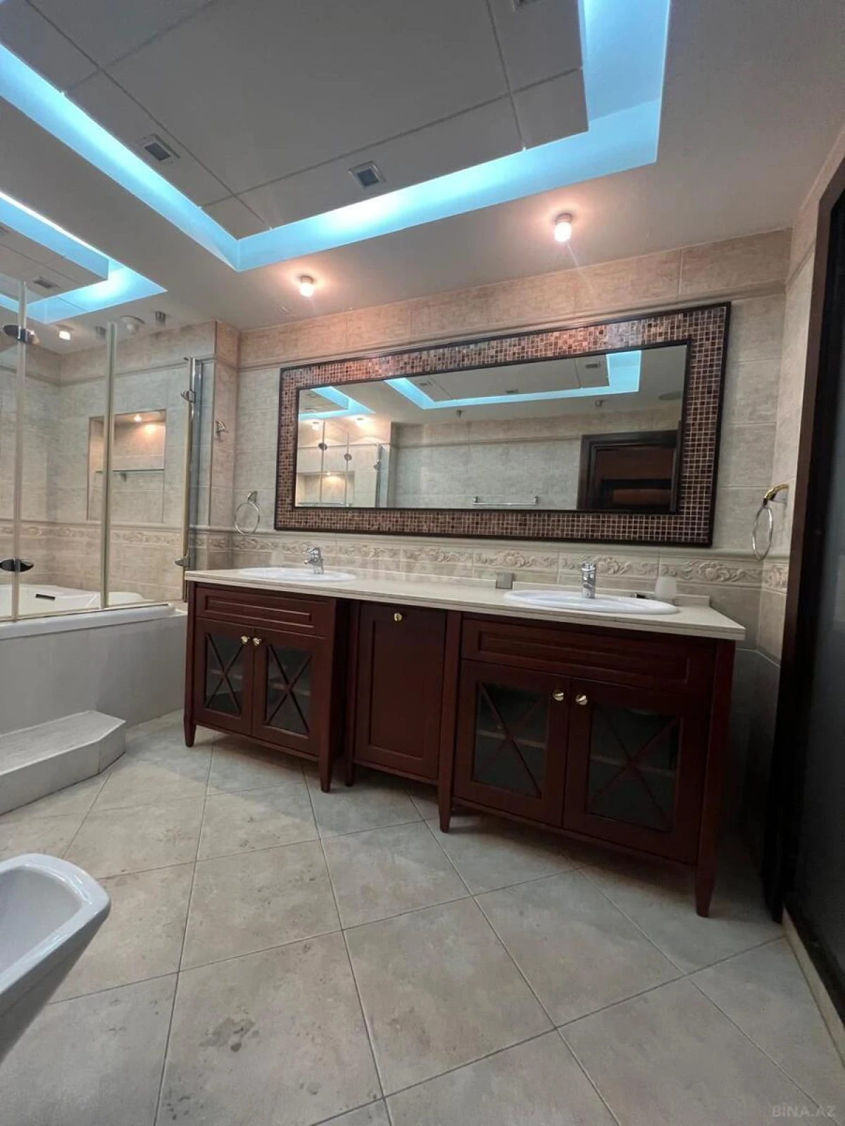 Kirayə verilir 4 otaqlı mənzil 350 m²