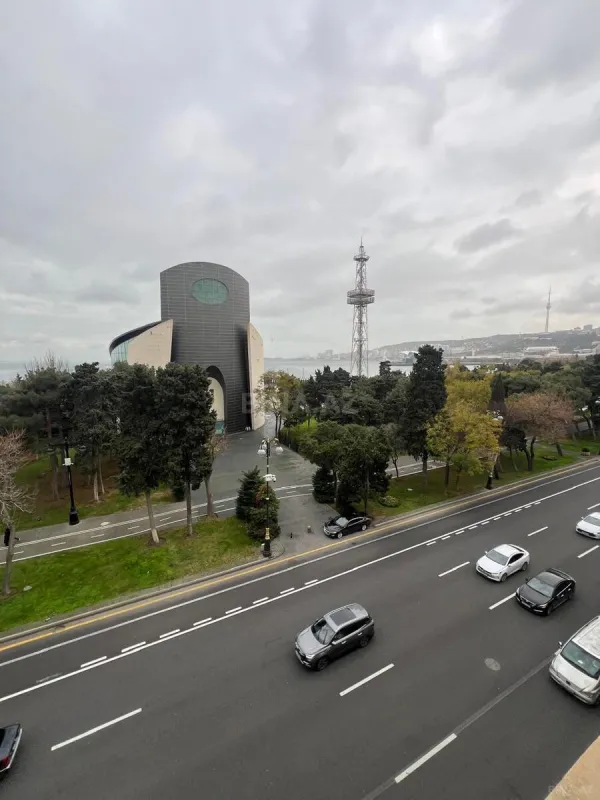 Kirayə verilir 4 otaqlı mənzil 350 m²