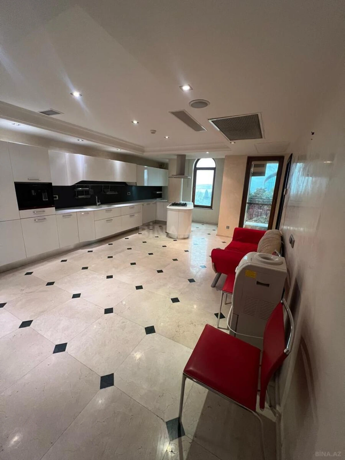 Kirayə verilir 4 otaqlı mənzil 350 m²