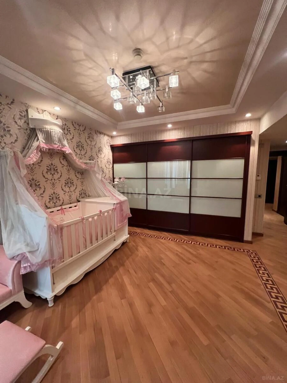 Kirayə verilir 4 otaqlı mənzil 350 m²